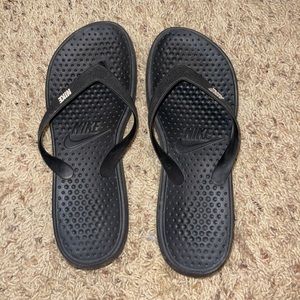 Black Nike flip flops